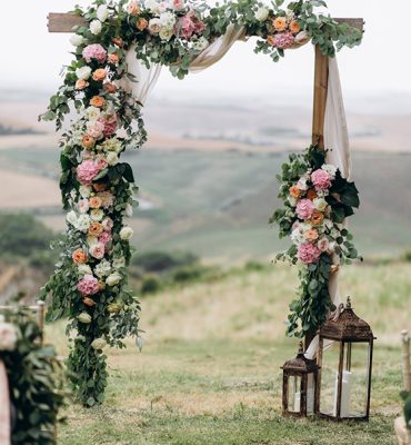 Arco de flores para bodas Decoración de exterior para bodas